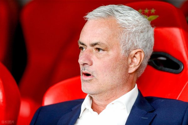 和业众 2-1逆转，62岁穆帅率队逼近葡超榜首，26岁帕夫利季斯无敌双响炮