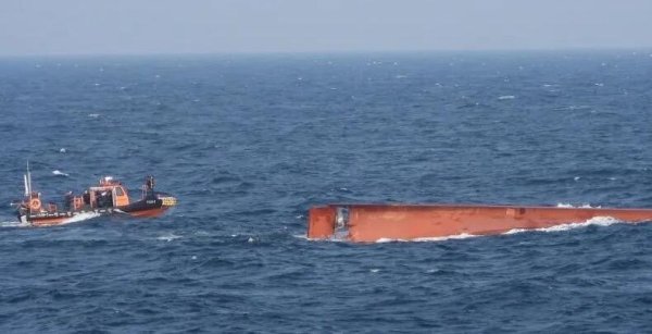 汇金财富 中国渔船在韩国公海附近倾覆救援细节：附近渔船救起6名船员